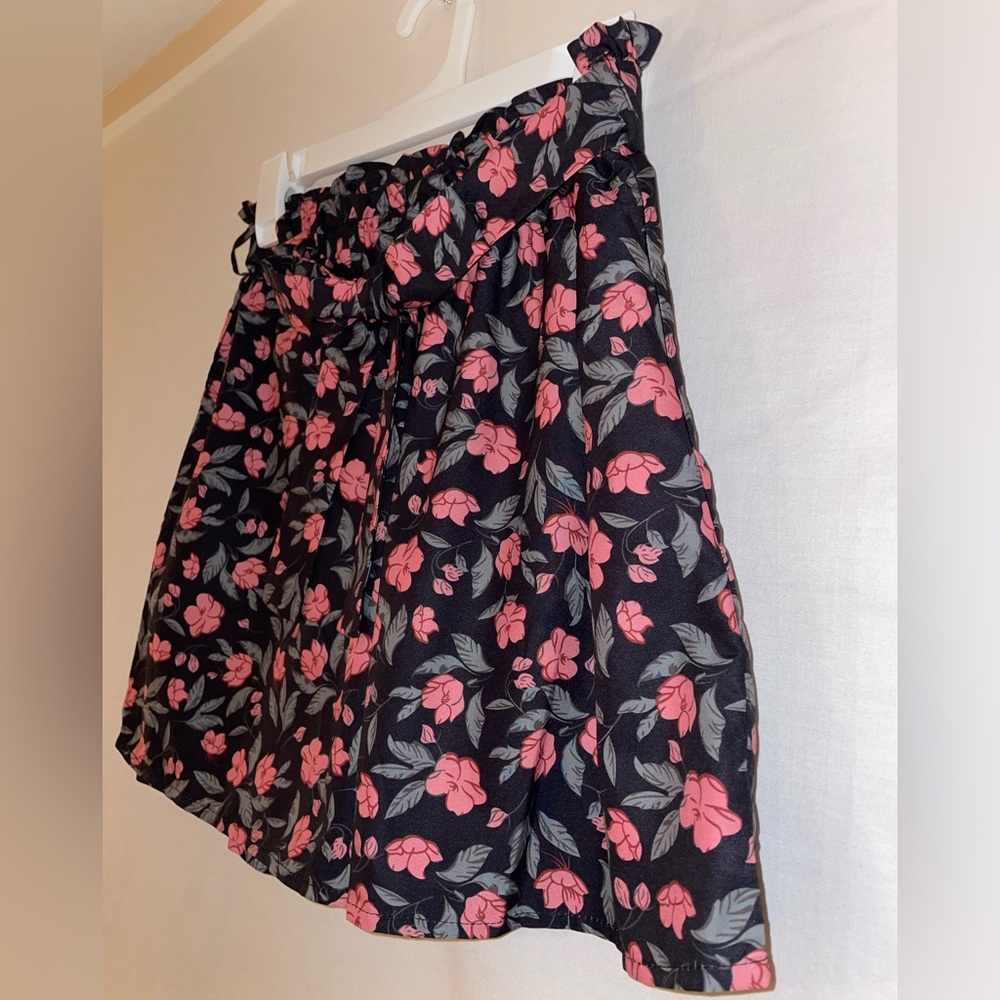 SHEIN Black and Pink Floral Ruffled Pants with Optional Belt
